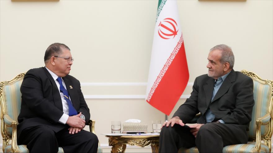 El presidente de Irán, Masud Pezeshkian, con el presidente de la Cámara de Representantes de Malasia, Johari Abdul, 29 de julio de 2024.