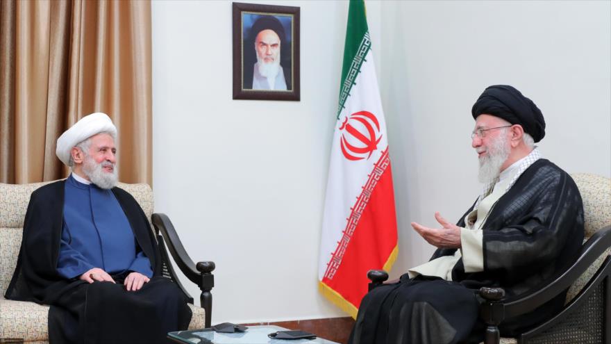 El Líder de Irán, el ayatolá Seyed Ali Jamenei (dcha.), y el sheij Naim Qasem, el vicesecretario general de Hezbolá, en una reunión en Teherán, 30 de julio de 2024. (Foto: khamenei.ir)