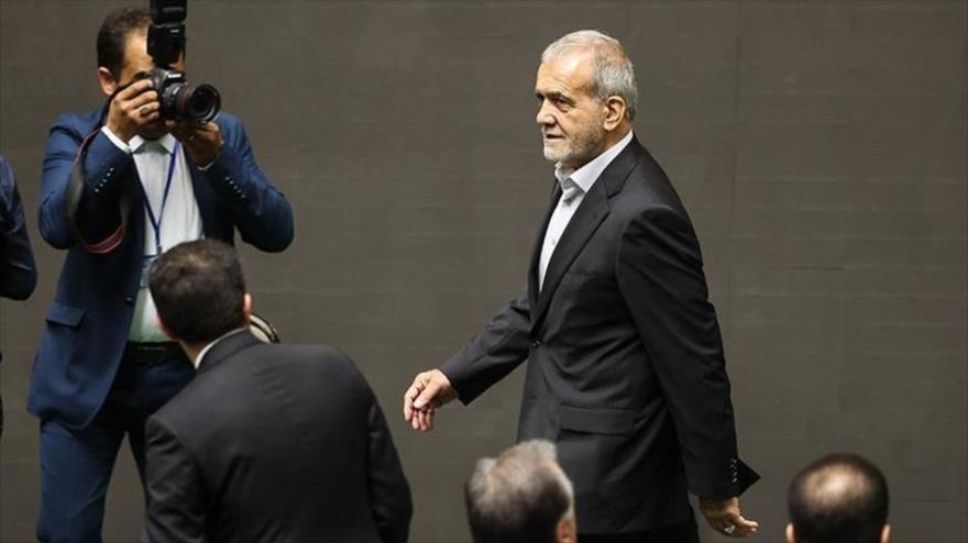 El nuevo presidente iraní, Masud Pezeshkian, en la ceremonia de su investidura en el Parlamento del país, 30 de julio de 2024. (Foto: Tasnim)