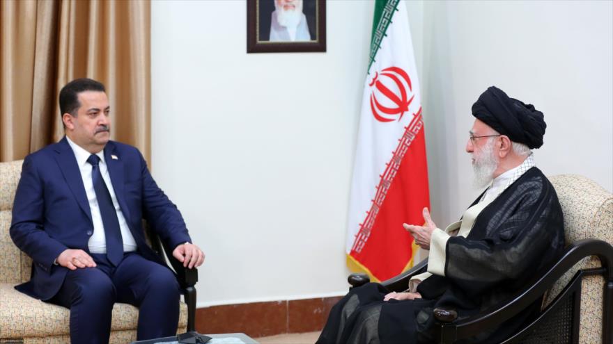 El Líder de Irán, el ayatolá Seyed Ali Jamenei, (dcha.) y el primer ministro iraquí, Muhamad Shia al-Sudani, en una reunión en Teherán, 30 de julio de 2024. (Foto: khamenei.ir)