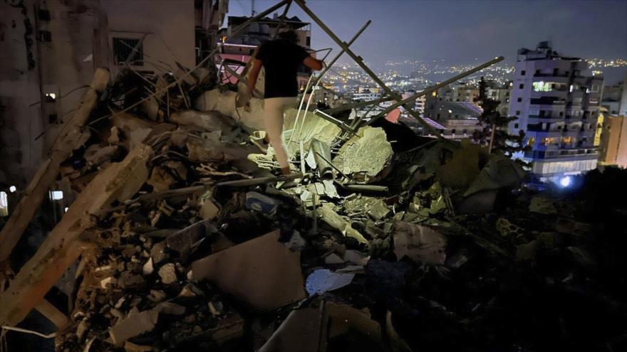 Un hombre inspecciona un edificio destruido por un ataque aéreo israelí en los suburbios del sur de Beirut, capital de El Líbano, 30 de julio de 2024. (Foto: AP)