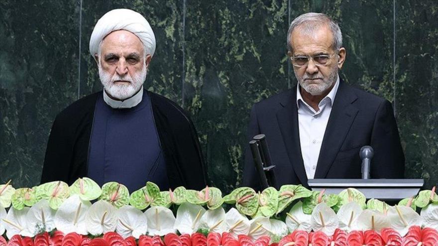 El Titular del Poder Judicial de Irán, Qolam Hosein Mohseni Eyei, (izq.) en la ceremonia de la juramentación de Masud Pezeshkian como nuevo presidente del país, 30 de julio de 2024. 