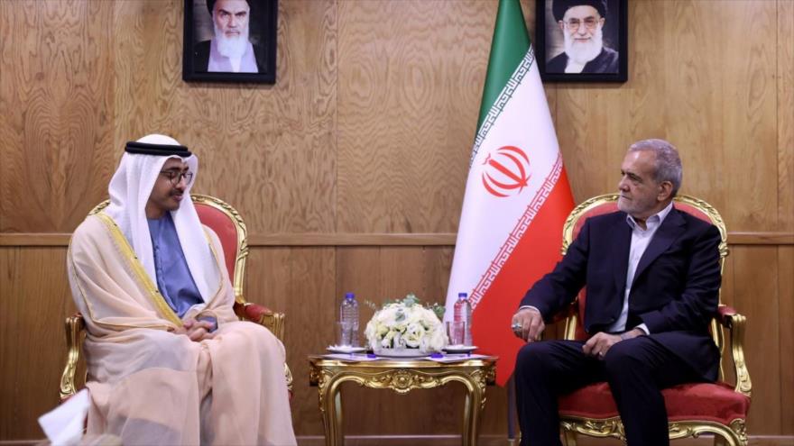El nuevo presidente persa, Masud Pezeshkian (dcha.), se reúne con el canciller emiratí, Abdulá bin Zayed Al Nahyan, en Teherán, 30 de julio de 2024.