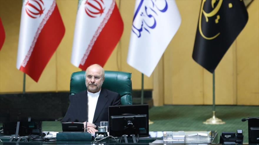 El presidente del Parlamento de Irán, Mohamad Baqer Qalibaf, en la ceremonia de la juramentación de Masud Pezeshkian como nuevo presidente del país, 30 de julio de 2024. 
