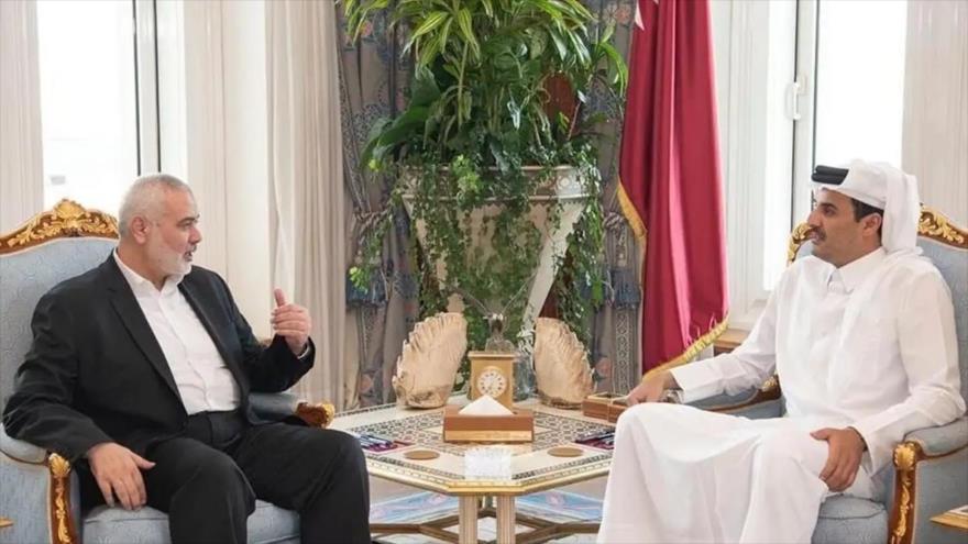 El emir catarí, el sheij Tamim bin Hamad Al Thani, y el jefe del Buró Político del HAMAS, Ismail Haniya, en una reunión en Doha, 16 de diciembre de 2019.