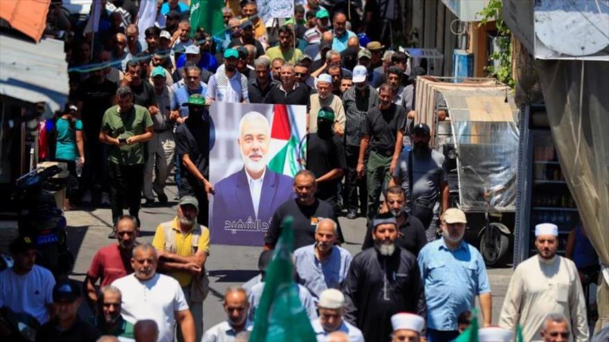 Manifestantes en Cisjordania portan la foto del mártir del líder de HAMAS, Ismail Haniya. 