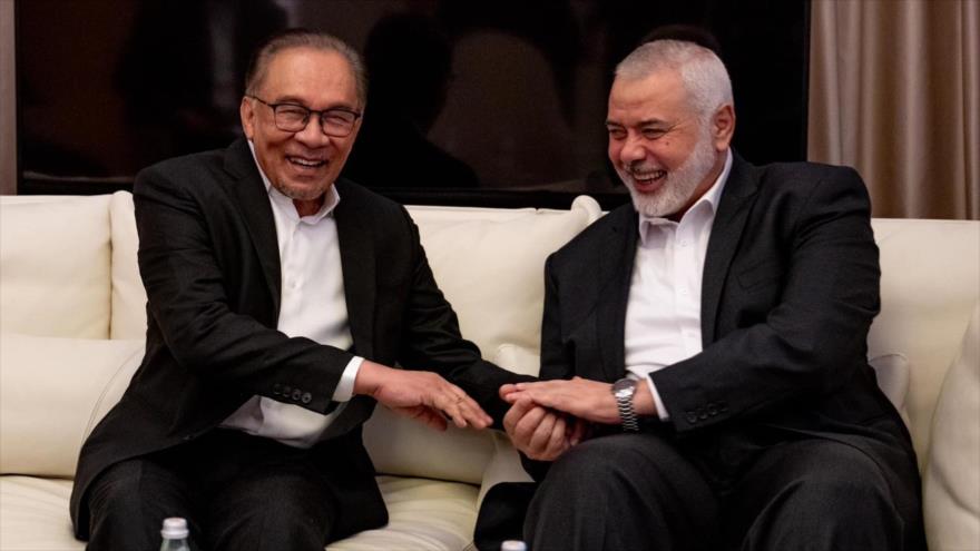 El primer ministro de Malasia, Anwar Ibrahim, y el ahora mártir líder político de HAMAS, Ismail Haniya, reunidos en Catar, 14 de mayo de 2023. 