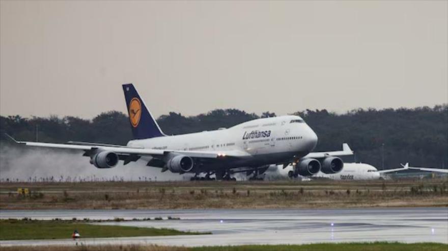 Un jumbo-jet Boeing 747 de Lufthansa aterriza en el aeropuerto de Frankfurt, el 12 de octubre de 2023. (Foto: Reuters)