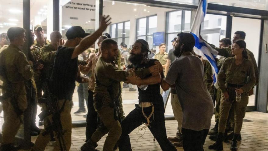 Manifestantes ultranacionalistas israelíes irrumpen en la base militar de Beit Lid, el 29 de julio de 2024.