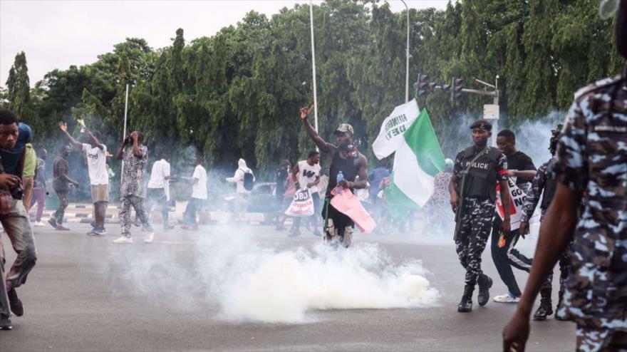 Policía dispara gases lacrimógenos para dispersar protestas populares en Abuya, la capital de Nigeria, el 1 de agosto de 2024. (Foto: AFP)
