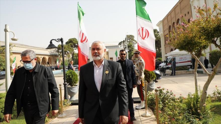 El líder de HAMAS, Ismail Haniya (centro), en el recinto del Parlamento iraní, 30 de julio de 2024.