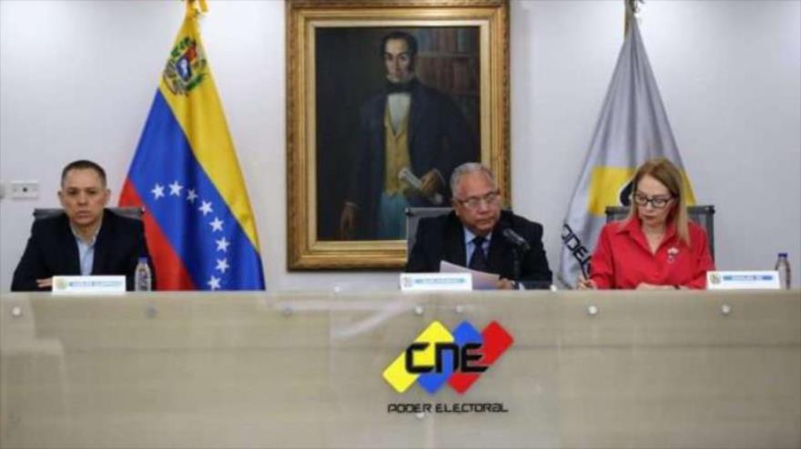 El presidente del Consejo Nacional Electoral de Venezuela, Elvis Amoroso (al centro), anuncia segundo boletín oficial de las elecciones presidenciales del 28 de julio de 2024. (Foto: VTV)