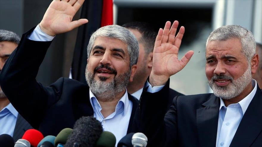 Los líderes de HAMAS Jaled Meshal (izq.), e Ismail Haniya (der.), saludan durante una conferencia de prensa en el sur de Gaza, 7 de diciembre de 2012. (Foto: AFP)