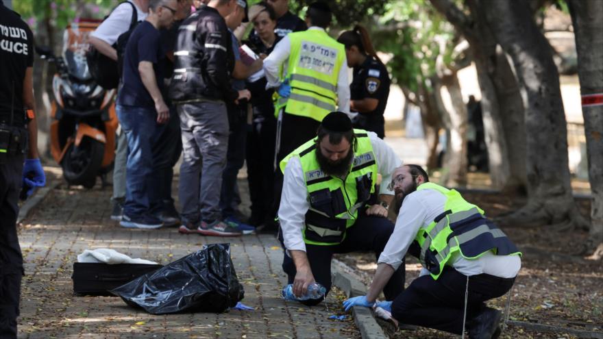 Los servicios de emergencia israelíes trabajan en el lugar de una operación de represalia de HAMAS en Holon, cerca de Tel Aviv, 4 de agosto de 2024. (Foto: Reuters)