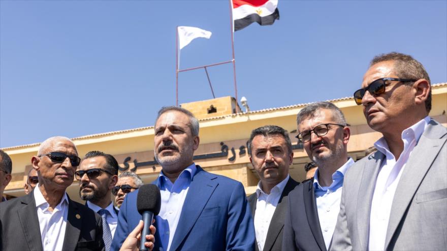 El canciller turco, Hakan Fidan (centro), habla con la prensa en paso fronterizo de Rafah, 4 de agosto de 2024.