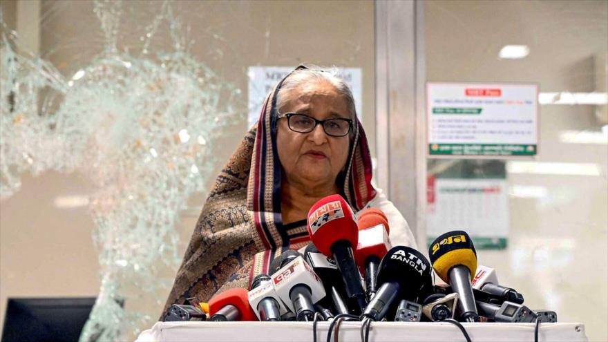 La primera ministra de Bangladés dimite y huye del país | HISPANTV