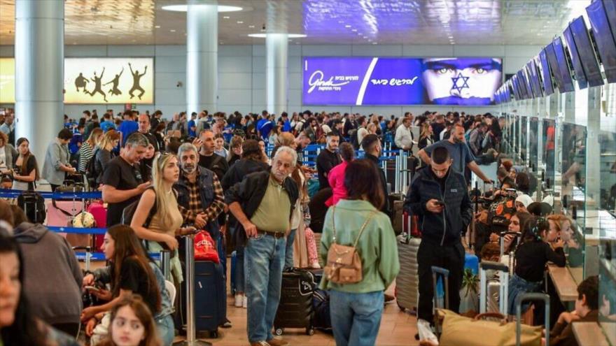 Pasajeros en la sala de salidas del aeropuerto Ben Gurión, cerca de Tel Aviv, 14 de abril de 2024. (Foto: Flash90)