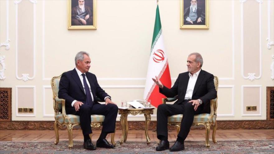 El presidente iraní, Masud Pezeshkian (drcha.), y secretario de Consejo de Seguridad de Rusia, Serguéi Shoigu, reunidos en Teherán, 5 de agosto de 2024.