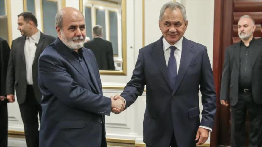 El secretario del Consejo Supremo de Seguridad Nacional de Irán, Ali Akbar Ahmadian (izda.) recibe a su par ruso, Serguéi Shoigu, en Teherán, 5 de agosto de 2024.