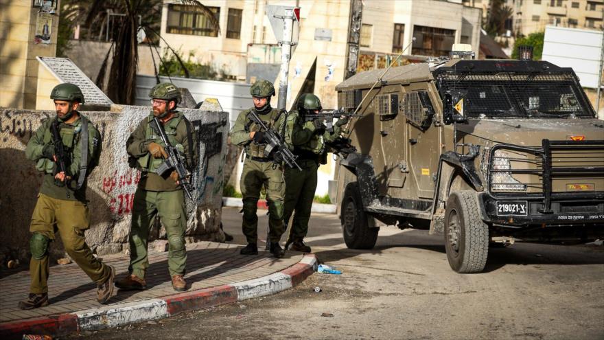 Soldados israelíes durante una redada militar en el campo de refugiados de Al-Amari, cerca de Ramalá, en Cisjordania ocupada, 4 de marzo de 2024. (Foto: Flash90)