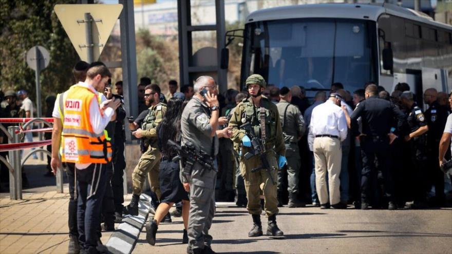 Policías y personal médico en el lugar de un ataque antisraelí en el puesto de control de los Túneles al sur de Al-Quds (Jerusalén), 6 de agosto de 2024. (Foto: FLASH90)