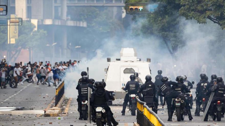 Fuerzas venezolanas enfrentan a manifestantes durante una protesta contra de los resultados de las elecciones presidenciales, en Caracas. 