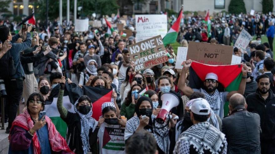 Los universitarios de la Universidad Columbia se manifiestan en favor de Palestina. (Foto: Reuters)
