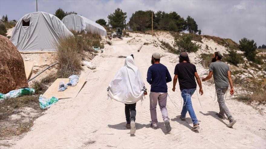 Colonos israelíes en el asentamiento de colonos de Homesh, Cisjordania ocupada, 29 de mayo de 2023. (Foto: Reuters)