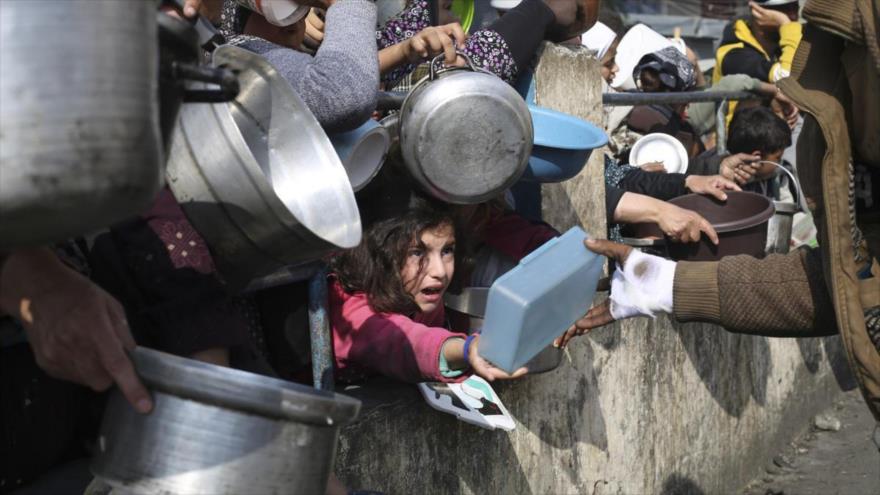 Ciudadanos palestinos se agolpan para conseguir comida, en Rafah, en la Franja de Gaza, 9 de enero del 2024. (Foto: AP)