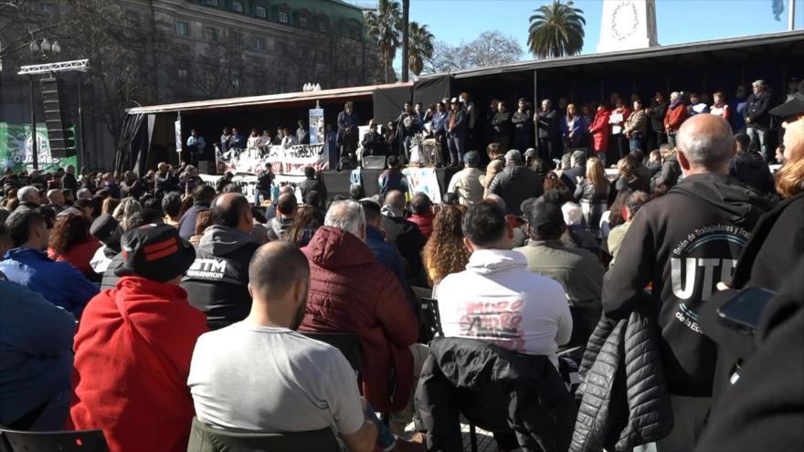 Piden pan y trabajo a Milei en marcha masiva a puertas de Casa Rosada