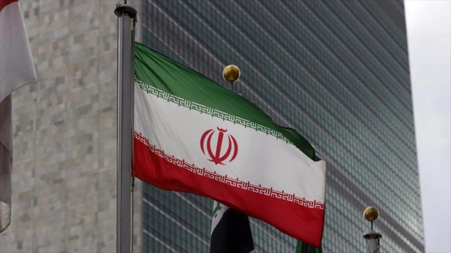 Bandera de la República Islámica de Irán ondea frente a la sede de la ONU en Nueva York, EE.UU.