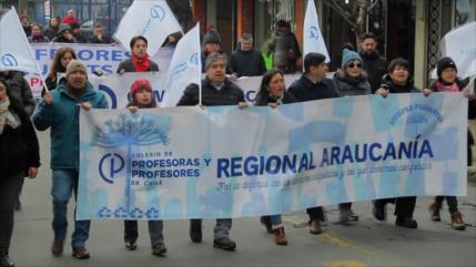 Profesorado chileno marcha contra el agobio y acoso laboral 