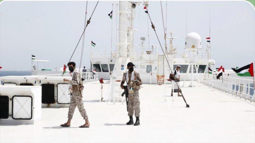 Los combatientes yemeníes durante su misión en un barco. 