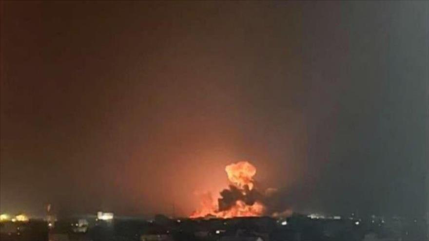 Explosión visible después de los ataques de Estados Unidos y el Reino Unido contra Yemen, 1 de febrero de 2024.
