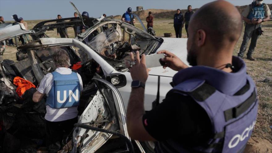 Miembros del personal de la ONU inspeccionan los restos de un coche utilizado por la ONG World Central Kitchen, alcanzado por un ataque israelí en Deir al-Balah, en el centro de Gaza, el 2 de abril de 2024. (Foto: AFP)

