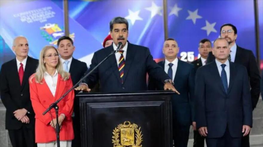 El presidente de Venezuela, Nicolás Maduro (al centro), ofrece declaraciones tras comparecer ante la Sala Electoral del Tribunal Supremo de Justicia, 9 de agosto de 2024.