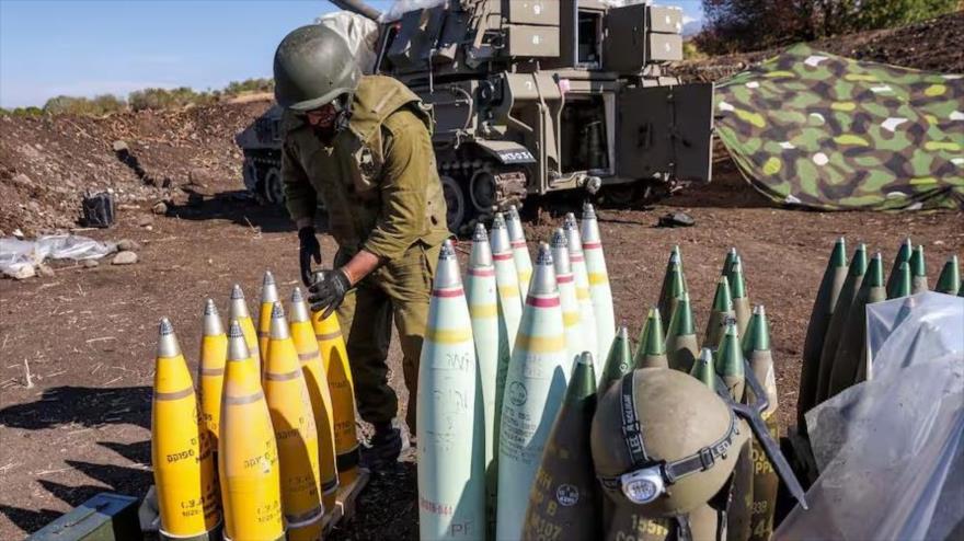 Un tropa israelí ajusta la punta de estadounidenses M109 de 155 mm cerca de un obús autopropulsado desplegado en una posición, (Foto: AFP).
