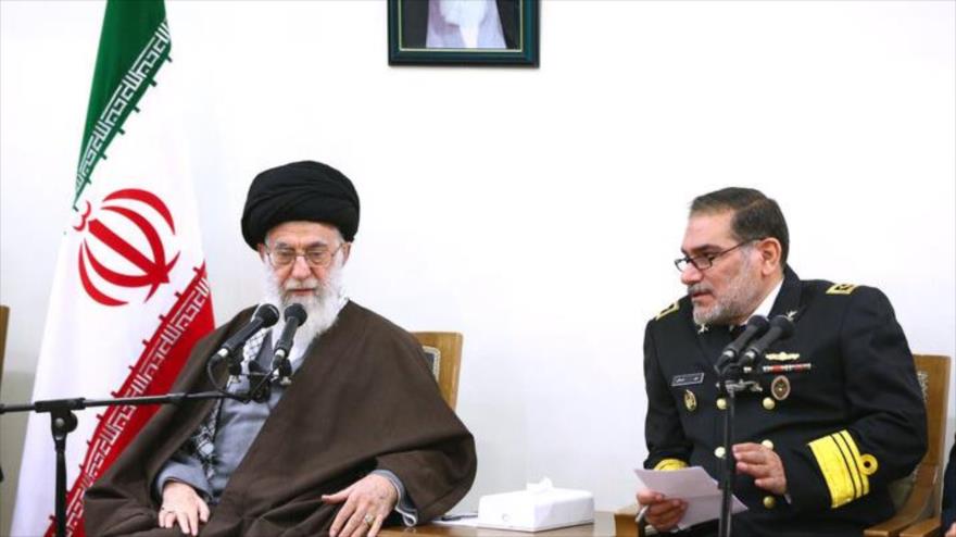 Ali Shamjani (dcha.), asesor político del Líder de la Revolución Islámica de Irán, el ayatolá Seyed Ali Jamenei (izda.), Teherán.