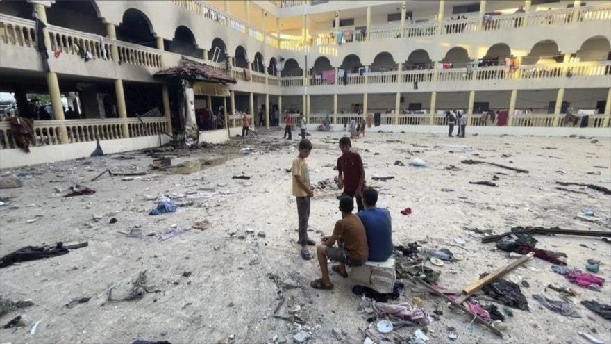 El patio de la escuela de Al-Tabein, en Gaza, luego de ser alcanzado el centro por un ataque aéreo israelí, 10 de agosto de 2024. (Foto: AP)