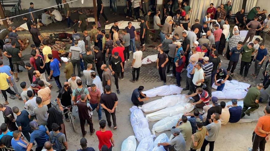 Los muertos yacen en el suelo tras el ataque israelí contra la escuela de Al-Tabein, centro de Gaza, 10 de agosto de 2024.