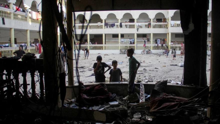 La gente inspecciona la cúpula de una escuela después de ser alcanzada por un ataque aéreo israelí en Gaza, 10 de agosto de 2024. (Foto: AP)