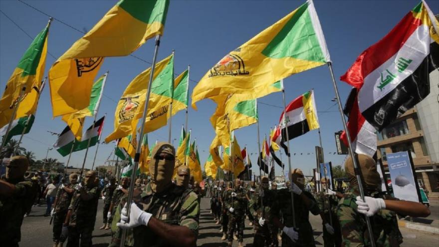 Combatientes de Hezbolá iraquí realizan un desfile militar en Bagdad, 31 de mayo de 2019.