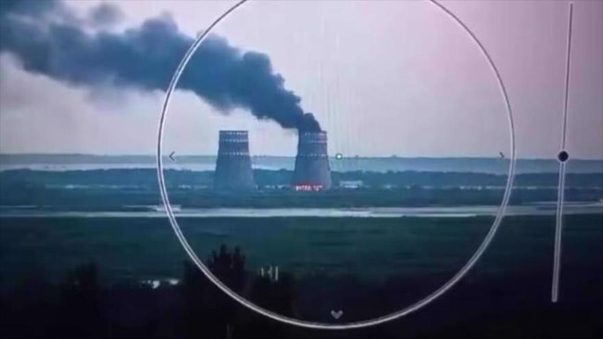 Torres de enfriamiento de la central nuclear de Zaporiya, controlada por Rusia, en el sur de Ucrania, se incendian. (Foto: AFP)