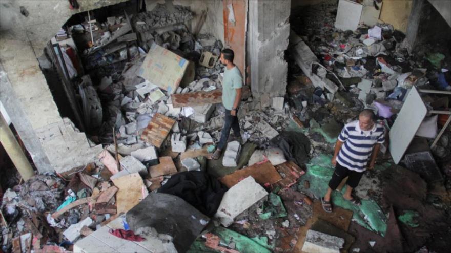 Los palestinos observan los daños en el lugar de un ataque israelí contra una escuela que albergaba a personas desplazadas, 10 de agosto de 2024. (Foto:REUTERS)