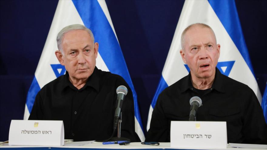 El premier israelí, Benjamín Netanyahu, (izda.), y el ministro de asuntos militares, Yoav Gallant, en una conferencia de prensa, Tel Aviv, 28 de octubre de 2023.