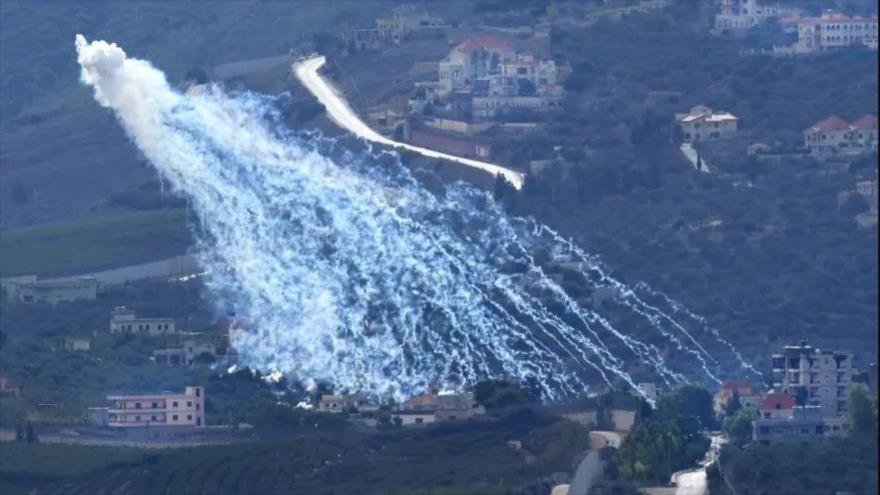 Municiones de fósforo blanco lanzadas por artillería israelí explotan en el aire sobre Kfar Kila, una aldea fronteriza libanesa con los territorios ocupados por Israel, 22 de noviembre de 2023. (Foto: AP)