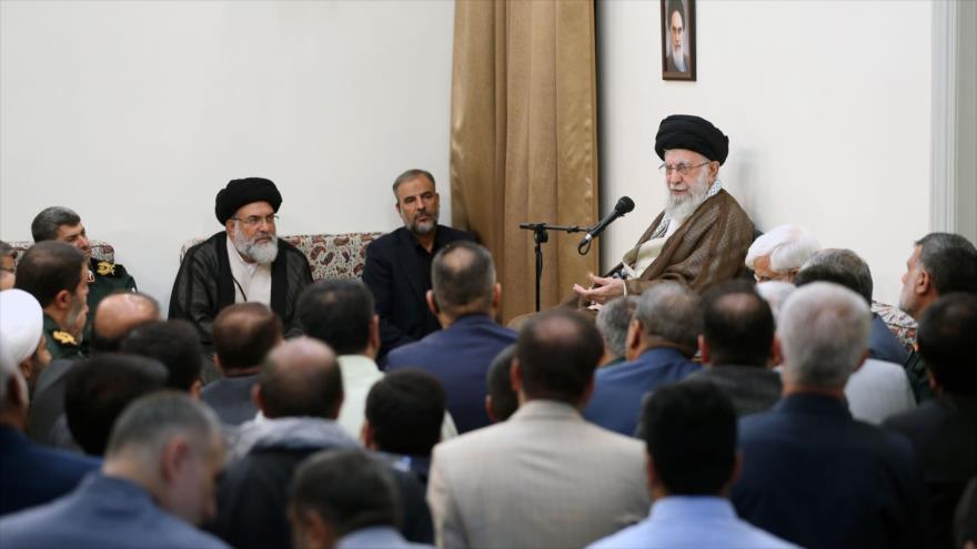 El Líder de Irán, el ayatolá Seyed Ali Jamenei, reunido con organizadores de un congreso sobre mártires, 14 de agosto de 2024.