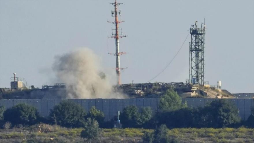 Humo se levanta de una posición militar del ejército israelí tras un ataque de Hezbolá, 20 de octubre de 2023. (Foto: AP)