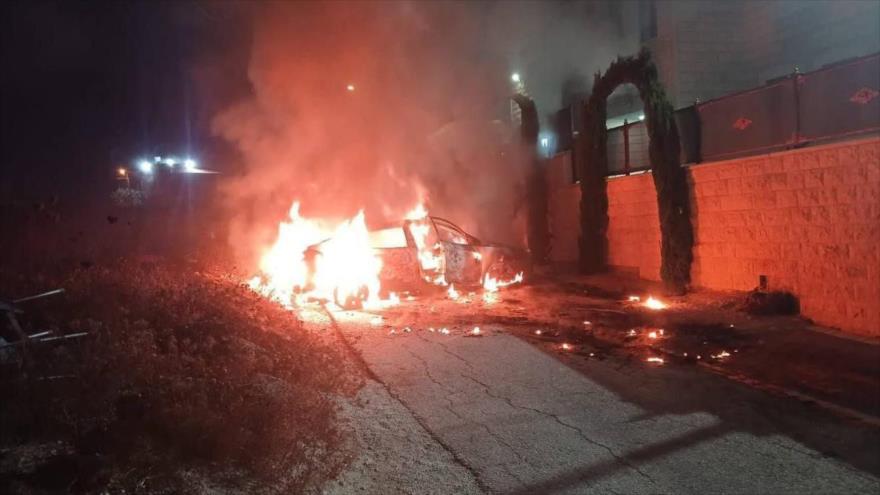 Colonos prendieron fuego a 4 casas palestinas y 6 automóviles durante su ataque armado contra la ciudad de Jit en Qalqilya, que provocó víctimas civiles, 15 de agosto de 2024.