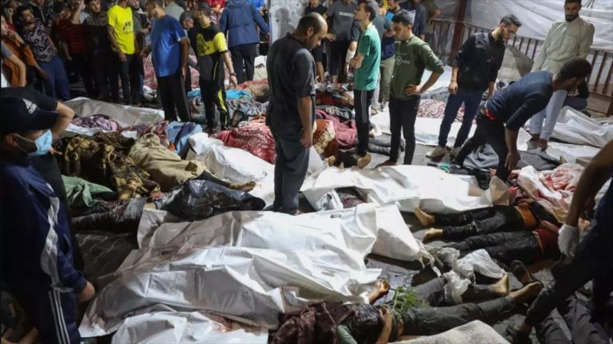 Cadáveres se acumulan en la entrada de un hospital bombardeado por Israel en Gaza. (Foto: AFP)